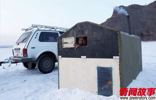 战斗民族冰天雪地中还要玩冰桶体验？