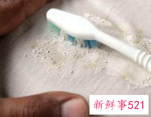 白色棉衣上的油渍怎么去除